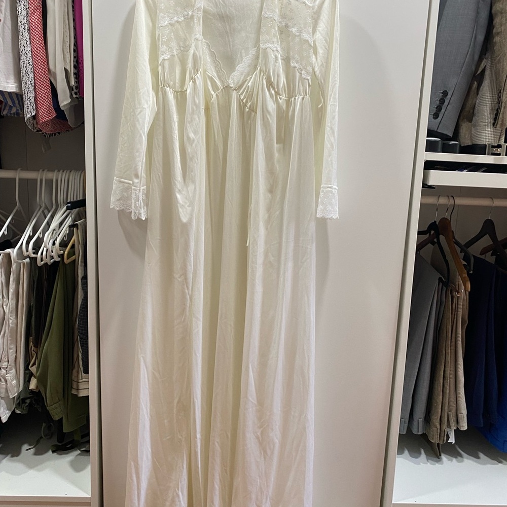 Elegant Ivory Lace-Trimmed Robe
